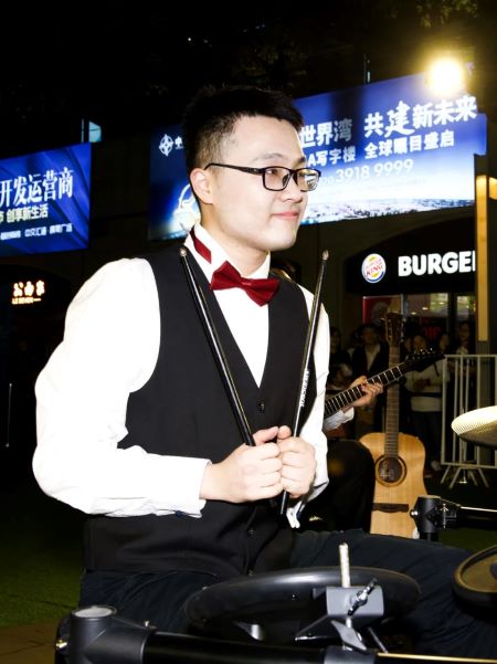 李智承在表演架子鼓1.jpg 图片